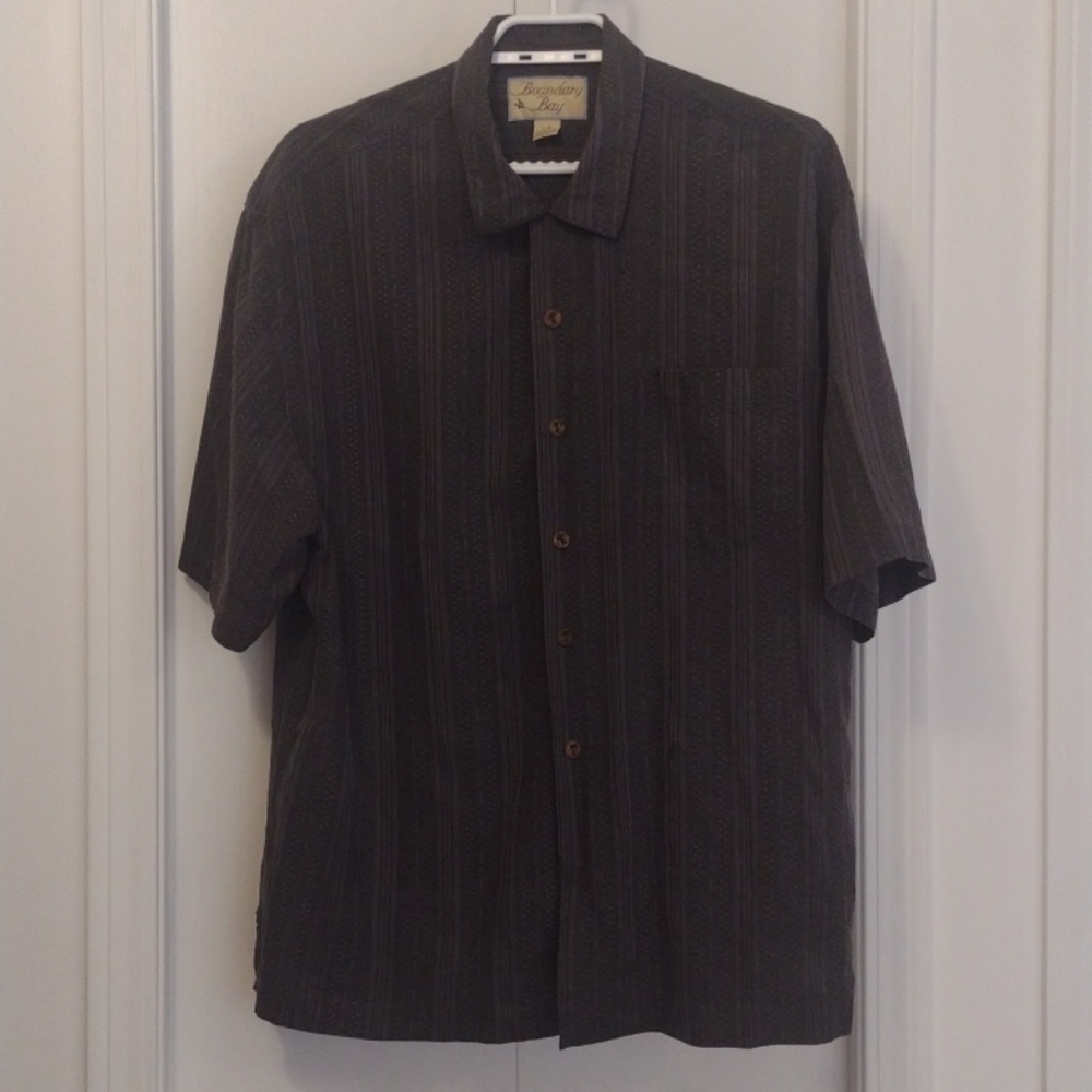 100% Silk Men's Grey Patterned Button Down Shirt .